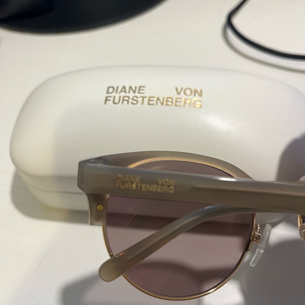 DVF sunglasses - Picture 3 of 4